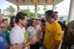 Flávio Bolsonaro desembarca em Manaus e é recebido por Maria do Carmo e lideranças 