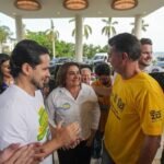Flávio Bolsonaro desembarca em Manaus e é recebido por Maria do Carmo e lideranças