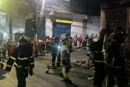 Incêndio de grandes proporções atinge prédio comercial no Educandos, em Manaus