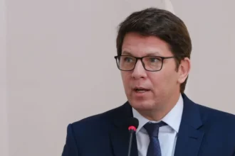 Mario Frias e produtora de Dark Horse são alvos de operação da PF