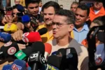 David Almeida vota no Morro da Liberdade cercado por apoiadores em Manaus