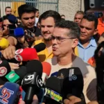 David Almeida vota no Morro da Liberdade cercado por apoiadores em Manaus