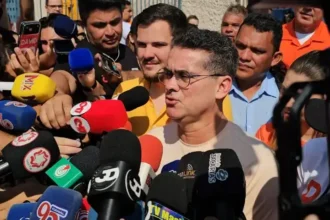 David Almeida vota no Morro da Liberdade cercado por apoiadores em Manaus