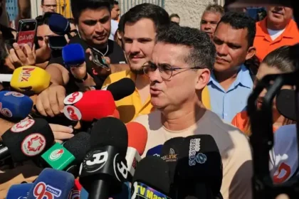 David Almeida vota no Morro da Liberdade cercado por apoiadores em Manaus