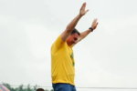 Em ato no RJ, Flávio Bolsonaro afirma que receberá faixa presidencial do pai se for eleito