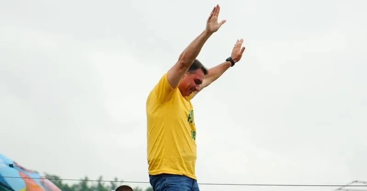 Em ato no RJ, Flávio Bolsonaro afirma que receberá faixa presidencial do pai se for eleito
